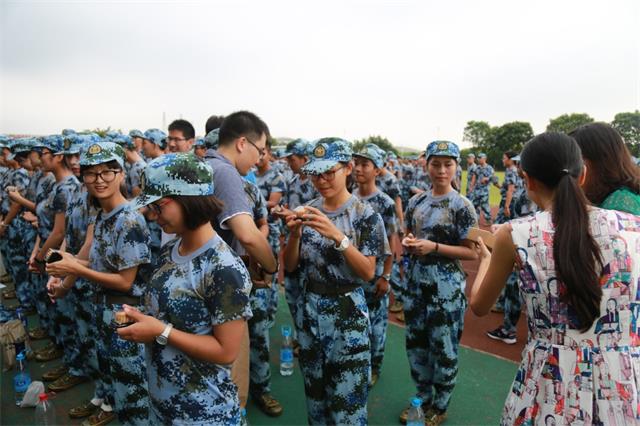 铿锵心理人，昂扬铸军魂，时刻记校训——williamhill英国中秋慰问2016级新生